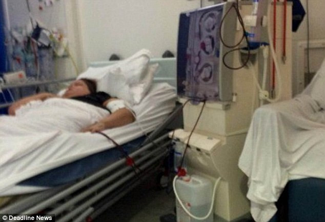 Các bác sĩ cũng không biết làm gì ngoài việc cho cô thuốc giảm đau để cô có thể chịu đựng được những cơn đau xé rách da thịt. Phần da của cô lúc này đã chuyển sang màu đen vì nhiễm trùng máu. Các bác sĩ đã phối hợp với các chuyên gia từ Đức để chữa bệnh cho cô nhưng chỉ hai ngày sau khi gia đình được thông báo rằng không có phương cách cứu chữa, cô qua đời trong đau đớn.