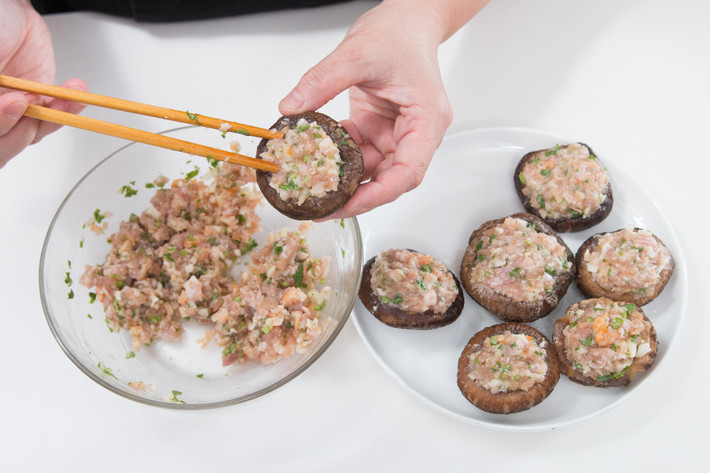Nhồi thịt sao cho tương đối chặt tay.