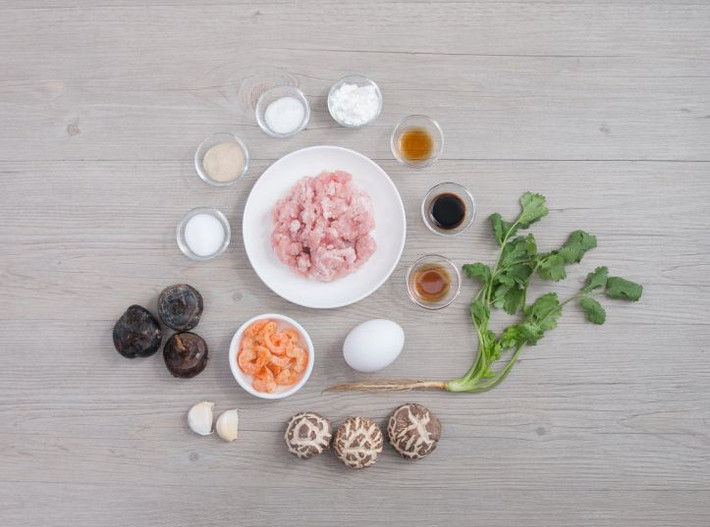 Để làm món nấm đông cô nhồi thịt cần 10 tai nấm đông cô (hoặc nấm hương) khô loại to, 200g thịt lợn xay, 20g tôm khô, 3 của năng, 2 nhánh tỏi, một ít bột bắp, đường, dầu ăn, dầu mè.