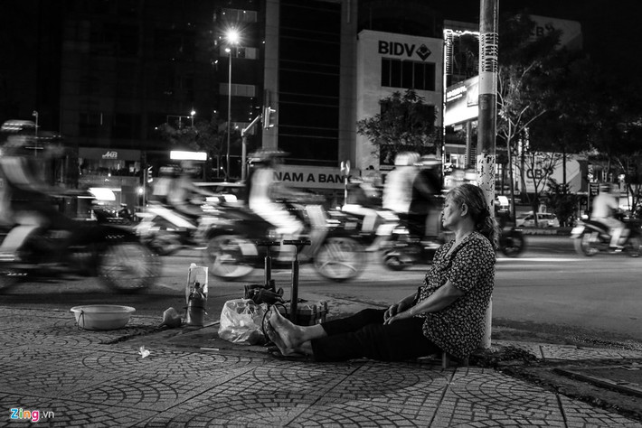 Có lúc bà ngủ gật khi vắng khách. Bà bảo, đây là công việc nuôi sống mình thuở nghèo khó đến giờ nên đến chết mới bỏ. Hơn nữa nó là việc lương thiện, giúp bà gặp gỡ nhiều người vì mỗi tối ở nhà rất buồn.