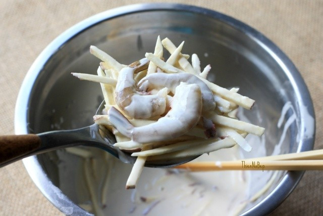 Đổ dầu vào chảo bật lửa vừa cho dầu sôi. Dùng một chiếc cào to, lấy một ít khoai lang đặt lên rồi để một con tôm vào giữa, nhẹ nhàng dùng đũa gạt bánh tôm vào chảo sao cho tôm nằm nguyên trên khoai và không bị rơi ra.