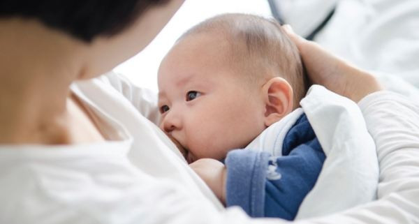 Một trong những điều không đúng sự thực khác về cho con bú nữa là sữa mẹ cũng có hạn sử dụng. Sữa mẹ vẫn sẽ tiếp tục là nguồn dưỡng chất và bảo vệ sức khỏe cho bé dù thời gian nuôi con bằng sữa mẹ kéo dài bao lâu đi nữa. Thực tế, các thành phần miễn dịch có trong sữa mẹ trong năm thứ hai sau sinh còn nhiều hơn năm đầu tiên.