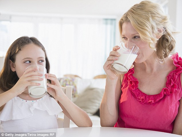 Nhiều bà mẹ tin rằng mình sẽ có thêm sữa khi uống thêm sữa. Đây cũng là một lầm tưởng. Đối với cơ thể của mẹ, sữa cũng chỉ đóng vai trò là dưỡng chất giống như thực phẩm. Ngoài ra, một số trẻ sơ sinh dị ứng với các protein có trong sữa mẹ, nhất là khi mẹ có tiền sự bị dị ứng, hen suyễn hoặc eczema. Bản thân trẻ sơ sinh không dị ứng với sữa mẹ. Điều quan trọng nhất là mẹ cần duy trì chế độ ăn uống tốt cho sức khỏe để nuôi con bằng sữa mẹ càng nhiều càng tốt.