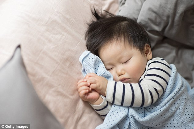 Nhiều người cho rằng trẻ bú sữa mẹ sẽ không ngủ ngon. Sữa mẹ có những thành phần giúp tiêu hóa dễ hơn sữa công thức và sẽ khiến trẻ ngủ ngon hơn. Thậm chí cho bé bú sữa mẹ vào buổi tối còn giúp bé ngủ ngon hơn ban ngày vì trong sữa mẹ còn có melatonin, một hormone tốt cho giấc ngủ nhưng chỉ được sản sinh vào buổi tối, nhất là đêm.