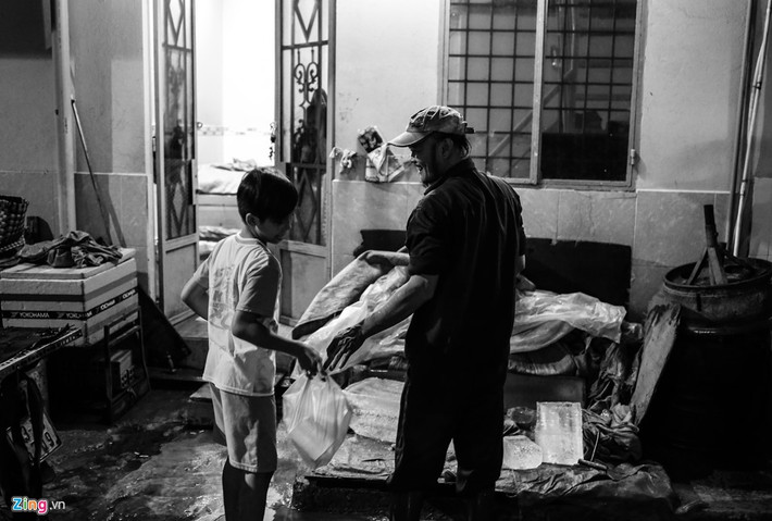 Tuấn mua đá để bà mang đi làm. Ngày nào trước khi đi làm cậu bé đều chuẩn bị đồ nghề đầy đủ cho bà ngoại.