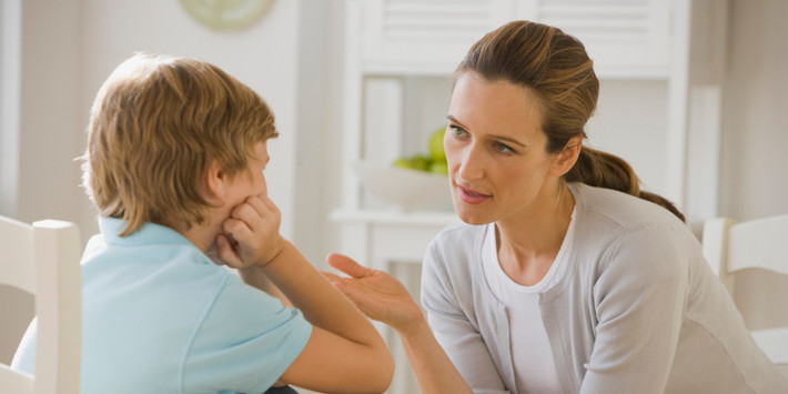 Thật thà: Nếu trẻ là người không được tin tưởng, không được mọi người biết đến, không được tham gia vào các hoạt động xã hội thì sẽ không tốt cho cuộc sống sau này của trẻ. Hãy cho trẻ biết trong mọi trường hợp thì nói thật luôn tốt hơn nói dối dù hậu quả có ra sao, chỉ như vậy thì mới trẻ là người có thể tin cậy.