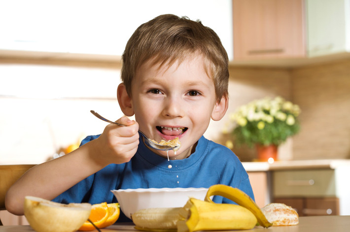 Độc lập: Cuộc sống của chính trẻ sẽ thú vị hơn rất nhiều nếu trẻ có thể tự đứng trên đôi chân của mình và tự làm nhiều việc. Sự độc lập có tác dụng cả về mặt tâm lý và thể chất. Chẳng hạn, trẻ sẽ cảm thấy vui khi biết trẻ có thể tự chọn quần áo vào buổi sáng mà không cần người khác giúp đỡ hoặc trẻ có thể tự rót nước uống mà không cần nhờ bố mẹ.