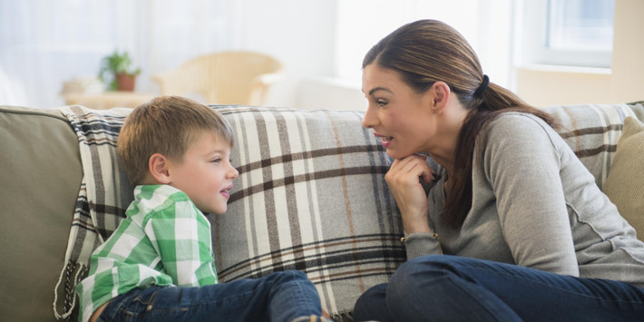 Sự nhạy cảm: Nếu trẻ thể hiện sự nhạy cảm với mong muốn và cảm xúc của người khác, trẻ cũng sẽ được đánh giá cao hơn. Sự nhạy cảm của trẻ được thể hiện ở chỗ luôn nghĩ đến bạn bè và gia đình, nhìn nhận thế giới bằng con mắt riêng và hành động như thể trẻ hiểu mọi thứ nhưng diễn đạt mọi thứ bằng ngôn ngữ của trẻ.