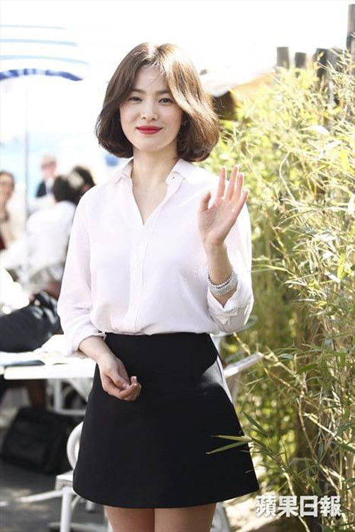 Tóm lại, váy chữ A như Song Hye Kyo trong "Hậu duệ của mặt trời" luôn là sự lựa chọn an toàn nhưng không kém phần thời trang cho các bạn gái trẻ.