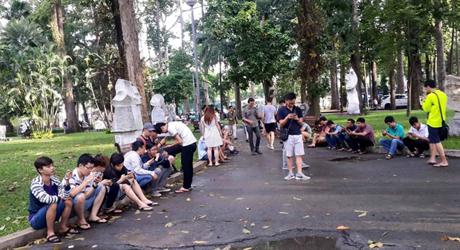 Nhiều người tập trung tại công viên Tao Đàn, TP HCM từ sáng để bắt Pokemon.