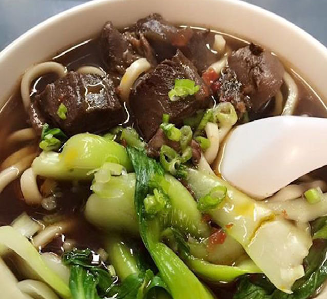 Bún bò Huế: Đối lập với món phở Việt Nam, với hương vị dịu nhẹ, món bún bò Huế truyền thống của Việt Nam rất tươi sáng cả về màu sắc và hương vị. Món ăn này gồm có giò heo, tiết luộc và thịt bò cùng với các loại rau gia vị.