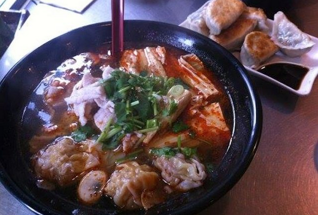 Mì tự chọn: Là món ăn thực khách tự chọn nước dùng, mì, thịt và gia vị. Tuy không có quá nhiều lựa chọn nhưng thực khách có thể ăn món này quanh năm ngày tháng mà không sợ bị chán.