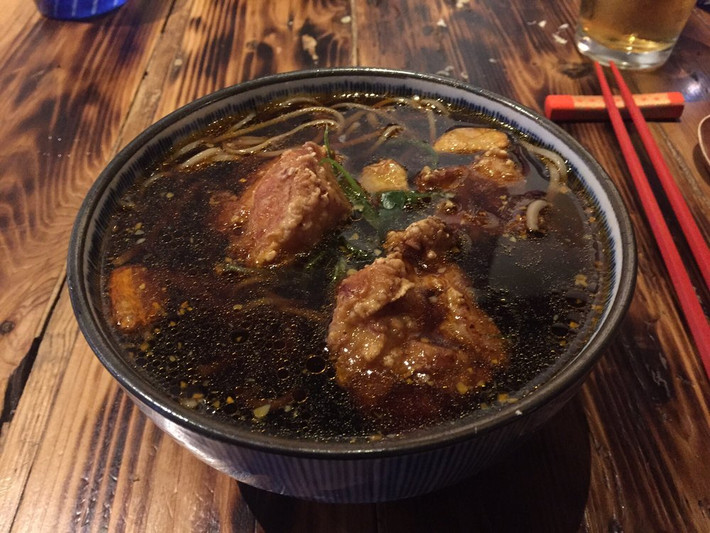 Mì gà Soba: Có tên trong danh sách món ngon thế giới ngang phở Việt, phần mì trong món mì nổi tiếng này của Nhật được làm bằng tay, bát mì gà chiên cay vị ớt sa tế này sẽ đánh bay sự u ám của những ngày mưa.
