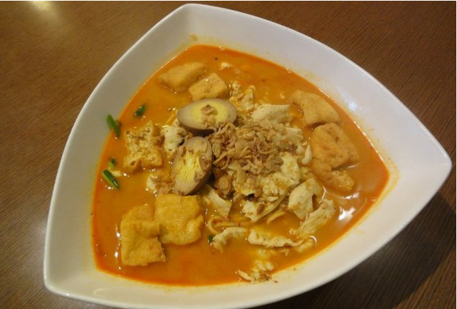 Mì cà ri Laksa: Tuy có nguồn gốc từ Malaysia nhưng món ăn này thường có trong thực đơn các món Trung Quốc. Món ăn là sự kết hợp tài tình của đầu bếp đối với các nguyên liệu như ớt, hành, gia vị và nước dừa khiến thực khách sẽ có một bữa trưa không bao giờ quên.