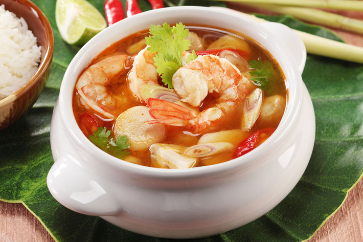 Tom Yum: Các món ăn nổi tiếng của Thái thường có vị chua cay mặn ngọt và tom yum chính là món hội tụ đủ cả 4 vị. Món này được làm từ thịt băm nấu với nước dùng có xả với vị ngọt vừa đủ để làm dịu các loại gia vị khác. Ngoài ra, phần đậu phộng và giá đỗ tạo nên vị giòn giòn của món ăn.