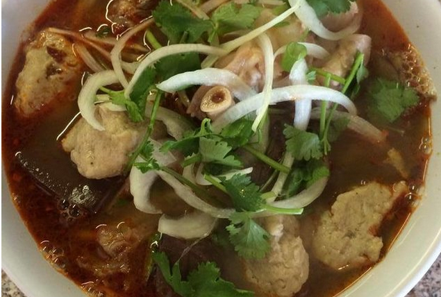 Mì Tứ xuyên: Món ăn này có tên trong thực đơn chỉ có vài món tại một nhà hàng nhỏ nhưng lại là món ăn rất đặc sắc gồm sợi mì to dày và nước dùng đầy hương vị. Trái ngược với tên gọi món ngon nước ngoài với hai chữ Tứ Xuyên khiến nhiều người nghĩ đến vị cay, món mì Tứ Xuyên lại chỉ cay dịu và không béo thay vì đậm vị như các món ăn khác.