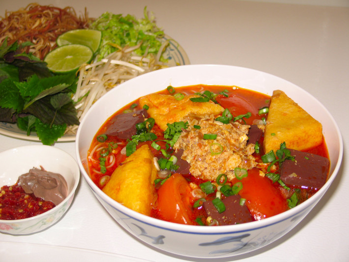 Bún riêu: Quên đi một bát phở toàn thịt, bún riêu thoang thoảng hương vị hải sản với nước dùng làm từ thịt cua cũng khiến bạn thỏa mãn.