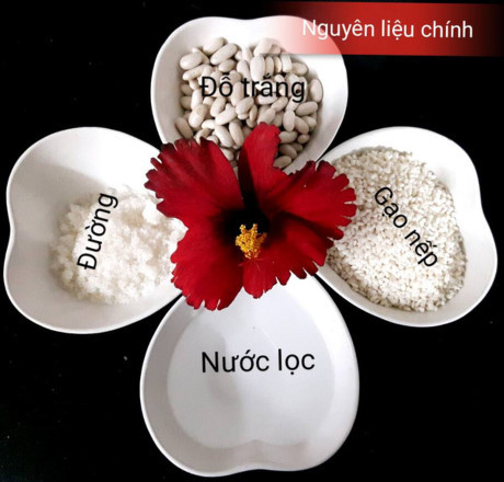 Nguyên liêu và dụng cụ cần có cho món bánh xôi hoa đậu này gồm: gạo nếp, đậu xanh (hoặc đậu trắng), đường, nước cốt dừa, vừng rang, một chút sữa đặc, khuôn bánh gato, các dụng cụ bắt bông kem. Màu để làm hoa đậu tùy theo sở thích để chọn nguyên liệu như bột trà xanh cho màu xanh, lá cẩm cho màu tím, gấc cho màu đỏ...