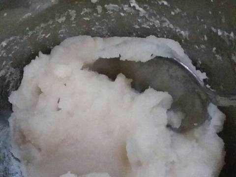 Nếu dùng đậu trắng thì thời gian ngâm đậu cần lâu hơn (12-15 giờ). Vì đậu trắng khó nhừ và không thơm như đậu xanh nên cần luộc 3 lần. Khi luộc hết lần 1 thì đổ bỏ nước đi rồi đun tiếp lần 2 (khoảng 15-20 phút). Đậu chín đổ ra nước lạnh, bóc hết vỏ ngoài rồi cho vào nồi đun tiếp đến khi nhừ hẳn. Sau đó cho vào máy xay nhuyền rồi rây mịn và lọc qua khăn xô cho hết nước.