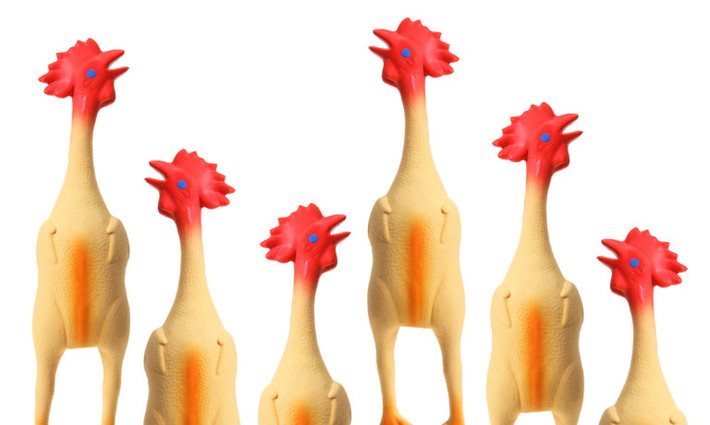 Lượng cholesterol cao trong cơ thể là một trong những nguyên nhân chủ yếu gây bệnh tim. Cholesterol còn là nguyên nhân làm tắc nghẽn động mạch. Thịt gà công nghiệp không tốt cho sức khỏe ở chỗ chứa nhiều cholesterol tương đương với thịt đỏ. Tuy nhiên, trứng gà còn chứa lượng cholesterol cao gấp 3 lần thịt đỏ.