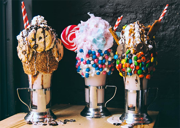 Đã qua rồi thời những cốc sữa lắc socola với một khúc kem tươi và một quả cherry đỏ mọng ở trên. Trong xu hướng ăn uống năm 2016, các “nam thanh nữ tú” phải xếp hàng dài mới có thể mua được một ly sữa lắc cao như núi toàn bơ đậu phộng, kẹo màu hay thậm chí là nguyên cả vài cái bánh phía trên. Bảo đảm sau khi trào lưu này đi xuống thì đường huyết của bạn sẽ tăng lên đáng kể.