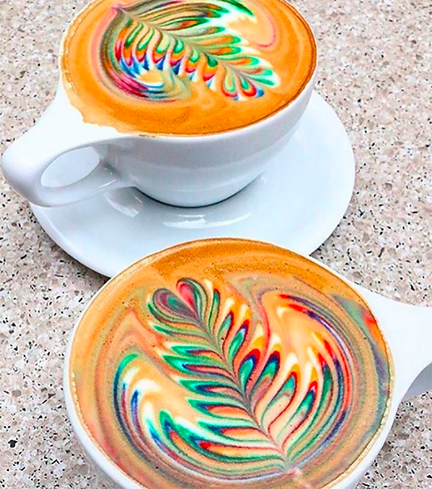 Chẳng có gì phải bàn cãi nếu thỉnh thoảng bạn ghé vào quán cà phê và uống một cốc latte nhưng cốc latte sáng tạo đầy màu sắc này đã biến hỗn hợp cà phê và sữa thành một thứ đồ uống nguy hiểm vì chứa đầy phẩm màu công nghiệp. Chỉ có rất ít quán cà phê tạo nên những màu sắc này bằng các nguyên liệu tự nhiên như nghệ, củ cải đỏ và bột trà xanh matcha.
