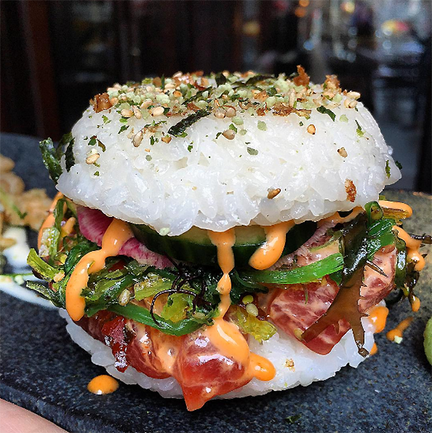Burger sushi làm từ cơm, cá sống và nhiều loại gia vị khác nghe có vẻ còn tốt cho sức khỏe hơn nhiều món ăn khác nhưng không dành cho những người muốn giảm cân vì chứa rất nhiều calo và carb. Chỉ riêng phần burger cũng đã bằng một bát cơm đầy và chứa đến 340 calo, chưa kể đến nhân thịt, cá bên trong.