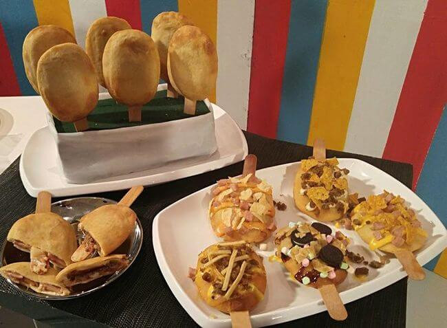 Ngoài phần nhân đã đủ chất dinh dưỡng bên trong, chiếc bánh pizza hình que kem này còn được rắc thêm bên ngoài nhiều gia vị tự chọn như dứa, kẹo chuối socola và vài mẩu cookies.