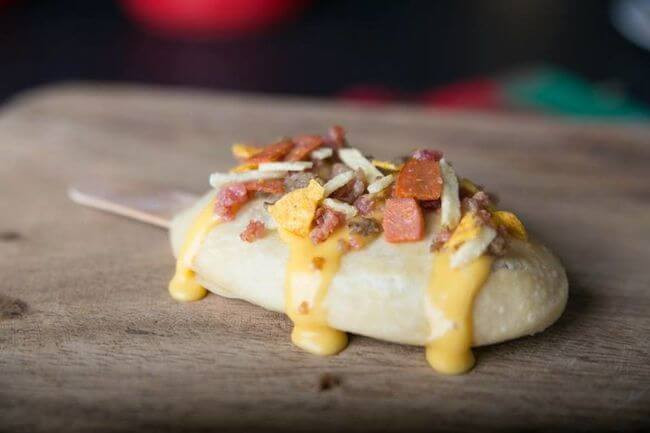 Nếu có dịp đi du lịch đến Phillipines và ghé thăm Manila, đừng quên tìm đến quán ăn có tên Pizzacle Cart khi đói bụng. Quán ăn đường phố này có bán một trong những đặc sản thơm lừng của nước Ý nhưng có thể cầm tay vừa đi vừa ăn: bánh pizza que.