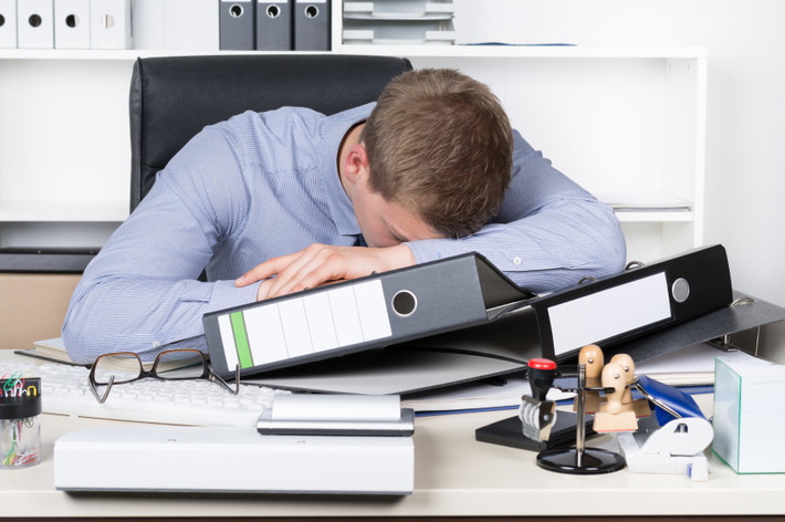 Ngồi lì cạnh bàn phím cả ngày không chỉ không tốt cho tinh thần của bạn mà còn gây hại hơn thuốc lá dẫn đến nguy cơ bệnh tim mạch, tăng cân béo phì...Nói đến đây nhiều người sẽ nghĩ ngay đến tập thể dục để đảm bảo sức khỏe. Nhưng tập thể dục mỗi ngày 1 tiếng đồng hồ cũng không thể bù lại những tác hại do việc ngồi cả ngày gây ra. Do vậy, nếu không thể lựa chọn cách vừa làm việc vừa đứng, thỉnh thoảng bạn hãy đi đi lại lại trong văn phòng. Việc thường xuyên nghỉ ngơi vài phút không những tăng khả năng làm việc của bạn mà còn rất tốt cho sức khỏe.
