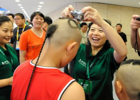Cũng tại một số nơi ở Trung Quốc, ngày cưới là ngày cô dâu phải cắt phăng đi mái tóc của mình chỉ để lại một vài chỏm tóc. Họ quan niệm như thế mới là đẹp và sạch sẽ.