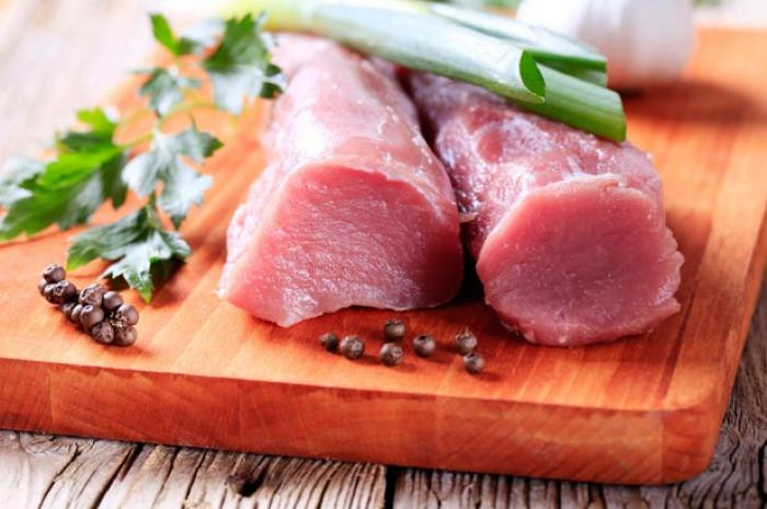 Thịt lợn vẫn có thể ăn ở trạng thái chưa chín kỹ nhưng không nên ăn sống vì có thể có sán và khi ăn vào bạn cũng sẽ bị nhiễm vật ký sinh này. Hơn nữa ăn thịt lợn nấu chưa chín cũng không ngon.
