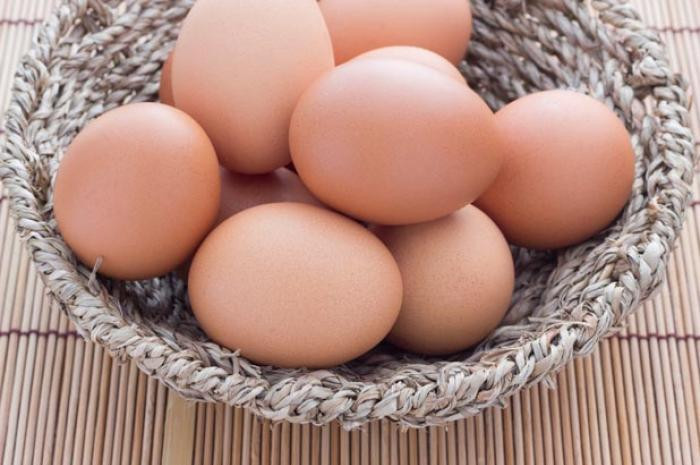 Tuy giàu protein nhưng trứng sống có thể chứa khuẩn salmonella (cứ 30.000 quả trứng thì có một quả bị nhiễm khuẩn), vì vậy không nên ăn trứng sống hay trứng còn ướt.