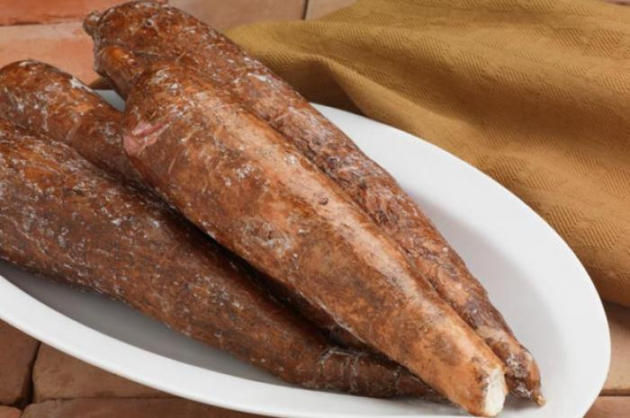 Củ sắn có chứa xyanua. Độc tố này có nhiều nhất trong lá sắn nên dù động vật hay côn trùng ăn vào cũng không có lợi. Nhưng chất này còn có thể có cả trong củ sắn, vì vậy cần phơi khô hoặc ngâm củ sắn trong nước rồi mới nấu và chỉ nên ăn sắn mới thu hoạch.
