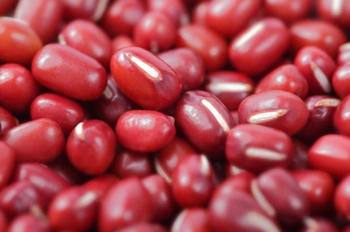 Nếu bạn lấy vài hạt đậu tây đỏ và ăn sống, bạn sẽ thấy có mùi khó ngửi. Không chỉ vậy, chỉ vài giờ sau khi ăn, bạn sẽ bị nôn mửa và đau bụng. Thủ phạm chính là một độc tố tự nhiên tên lectin có trong đậu tây. Vì vậy cần ngâm đậu tây trong nước ít nhất 5 tiếng trước khi chế biến.