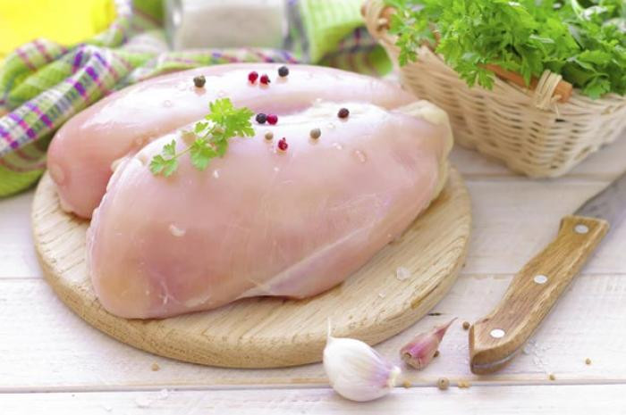 Từ nhà máy giết mổ đến các siêu thị, thịt gà sống đã bị dính nhiều loại ruồi muỗi khiến bạn nhập viện nếu ăn sống. Không nên ăn sống thịt gà mà cần nấu tới nhiệt độ tối thiểu 74 độ C để vi khuẩn chết hết.