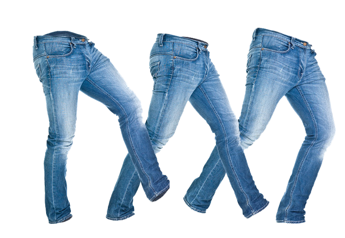 Giặt quần jeans sau mỗi lần mặc không hẳn là tốt vì chất tẩy trong bột giặt sẽ làm quần bạc màu. Tốt nhất là nên giặt sau 3-4 lần mặc.