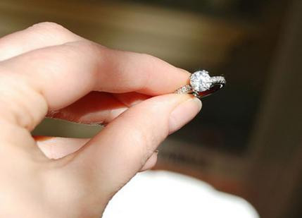 Lấy nhẫn cưới và buộc vào một sợi chỉ rồi đưa ra trước bụng. Nếu chiếc nhẫn xoay vòng tròn thì bạn sẽ chào đón một cậu con trai, nếu chiếc nhẫn chỉ đung đưa từ trước ra sau thì khả năng bạn sẽ đón một cô công chúa.