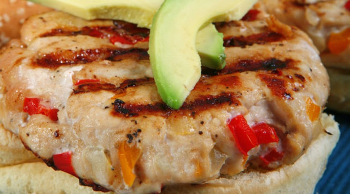 Khi làm thịt nướng barbecue mà không có burger thì giống như một bữa ăn thiếu thịt. Thịt gà nạc hoặc cực nạc xay ra là một sự thay thế hoàn hảo cho thịt bò. Tuy nhiên nên chọn ức gà, không nên lấy phần thịt màu nâu và da. Khi nướng trộn một ít dầu oliu vào để thịt đỡ bị khô.
