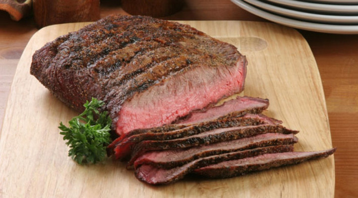 Khi nói đến thịt nướng thì thịt bò luôn là số 1. Để làm barbecue thì nên chọn thịt bò nạc và thịt hông bò (hay còn gọi là bò nạm) vừa rẻ vừa ít chất béo hơn so với những miếng cắt khác, đồng thời nhiều protein và sắt. Mặc dù nói về độ mềm thì thịt hông bò không phải lý tưởng nhưng có thể làm mềm bằng các loại sốt tẩm ướp.