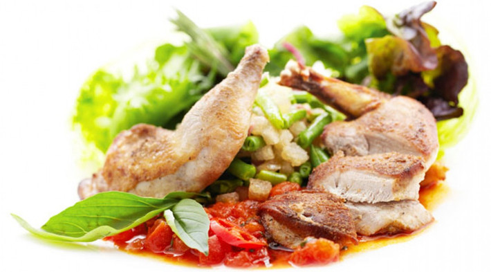 Để có một loại thịt độc đáo hơn trong bữa thịt nướng thì có thể thay thịt gà bằng thịt gà lôi hoang dã hoặc nuôi. Thịt gà này có 78% là protein, giàu vitamin B và kali. Để có lợi cho sức khỏe tối đa nhất thì nên bỏ da rồi nướng cả con.