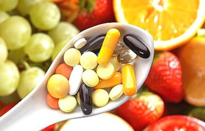 Nói vậy không có nghĩa là bạn không nên dùng thực phẩm bổ sung. Bạn vẫn cần bổ sung các vitamin tốt để đảm bảo nhu cầu dinh dưỡng của cơ thể. Bạn càng lớn tuổi, sự chuyển hóa của cơ thể càng chậm lại nên khó có thể hấp thu tất cả các chất dinh dưỡng thông qua thực phẩm. Hơn nữa, khi cơ thể lão hóa, sự hấp thụ vitamin không còn hiệu quả như trước. Các loại vitamin tổng hợp chứa rất nhiều loại vitamin và khoáng chất thiết yếu cho cơ thể.