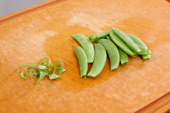 Đậu Hà Lan tước vỏ rồi rửa sạch.