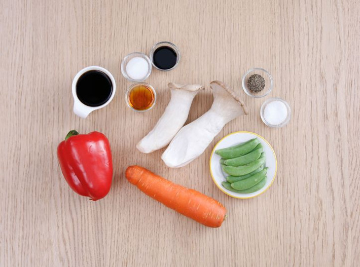 Nguyên liệu để làm món salad nấm đùi gà gồm có 200g nấm đùi gà, 50g đậu Hà Lan quả, 20g cà rốt, 1 quả ớt chuông, 3 thìa dấm gạo đen, 1 thìa dầu mè, 1 thìa nước tương (xì dầu), 1 thìa đường, muối, tiêu.