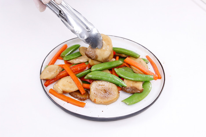Nấm đùi gà có ít chất béo, cholesterol và calo nên món ăn với nấm đùi gà rất tốt cho sức khỏe. Cộng với vị giòn của đậu hà lan và cà rốt cũng như vị chua của dấm đen, món ăn lạnh này trở nên vô cùng ngon miệng.