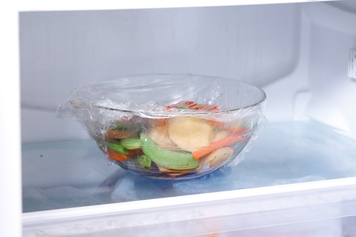 Đổ ra đĩa, dùng màng bọc bọc kín rồi để tủ lạnh khoảng 30 phút.
