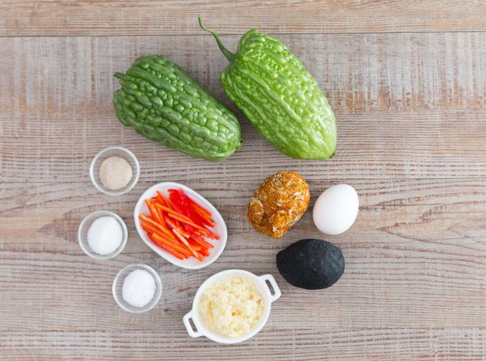 Để chế biến 1 đĩa mướp đắng xào trứng đặc biệt cần 3 quả trứng gà (hoặc vịt), 1 quả trứng bắc thảo và 1 quả trứng muối, 2 quả mướp đắng to, 2 quả ớt chuông, gia vị đường, muối tiêu…