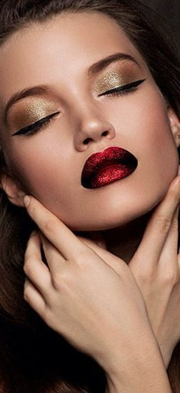 Khi cần vui chơi buổi tối với các cô bạn hái, các chuyên gia trang điểm gợi ý thêm một chút lấp lánh vào mí mắt. Ánh nhũ vàng khi kết hợp với son đỏ tạo nên một sức hút rất lớn.