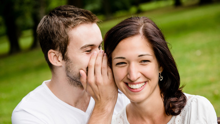 Vậy một giọng nói gợi cảm có thu hút bằng một khuôn mặt hay hình thể hấp dẫn? Hiệu quả của một giọng nói lôi cuốn khiến “con kiến trong lỗ cũng phải bò ra” đương nhiên là mạnh mẽ hơn hiệu quả của hình thể hấp dẫn với điều kiện đánh giá riêng lẻ. Hay nói cách khác là nếu bạn chỉ nghe thấy giọng của một người nào đó, bạn thấy bị hấp dẫn nhiều hơn là khi tiếp xúc trực tiếp để cảm nhận cả hai ưu thế. Cả sự hấp dẫn bằng mắt và bằng tai đều đóng vai trò rất quan trọng trong ấn tượng ban đầu.
