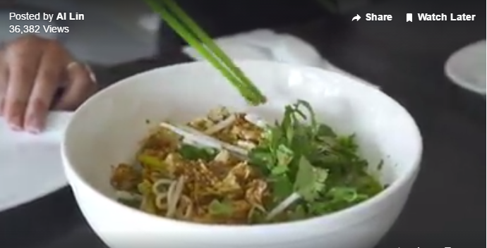 Người miền Bắc thường ăn phở theo kiểu truyền thống, gia vị thêm vào chỉ có chanh và ớt. Nhưng từ miền Trung đổ vào thì hương vị phở đã thay đổi, cụ thể có thêm giá đỗ, rau mùi tàu, rau húng quế ăn kèm, gia vị không chỉ có chanh ớt mà còn có thêm tương đen.